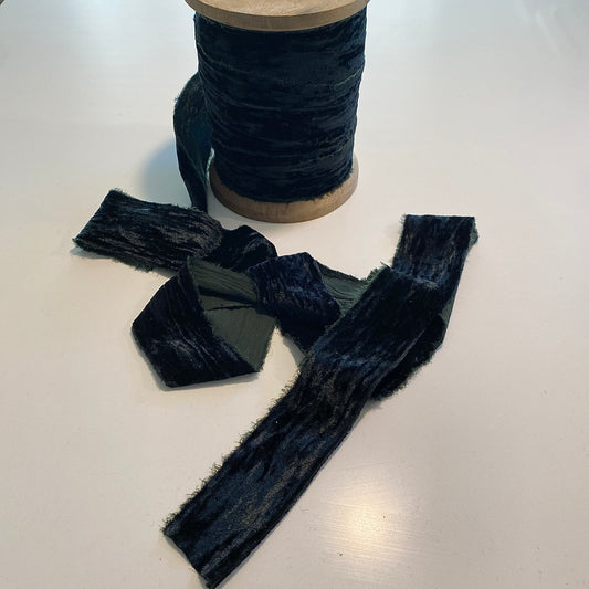 Frynset fløyelsbånd svart. pr. meter