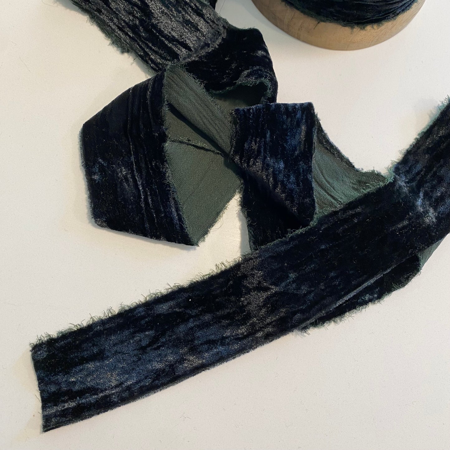 Frynset fløyelsbånd svart. pr. meter