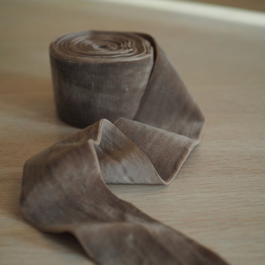 Lys brunt fløyelsbånd pr.meter
